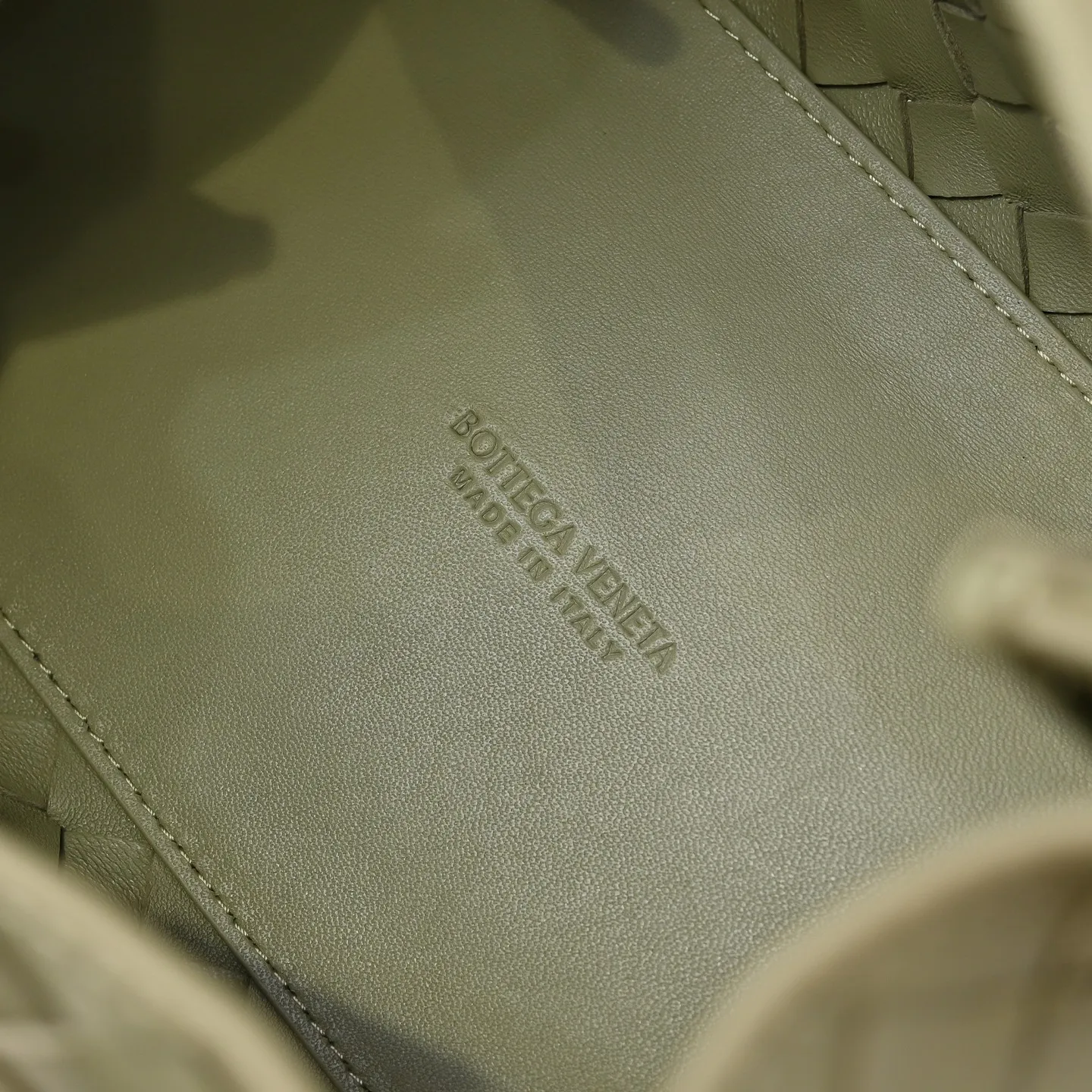 Batch 2060 BOTTEGA VENETA 2025 Autumn New Product Medium Parachuta The long-awaited new medium parachuta is here, with a unique appearance and iconic metal knots, and a whole piece of leather folds the four corners into a parachute shape! The exquisite Knot metal buckle is like putting jewelry on a bag. It is high-end and elegant. Its super capacity can hold all your things! The overall effect of this bag is very different from before. It is neither too delicate to provide a large capacity nor too bulky because of its practicality. It simply provides a perfectly suitable bag for casual and simple people👜 Style number: 5921 Size: 29.5*18.5*17.5cm